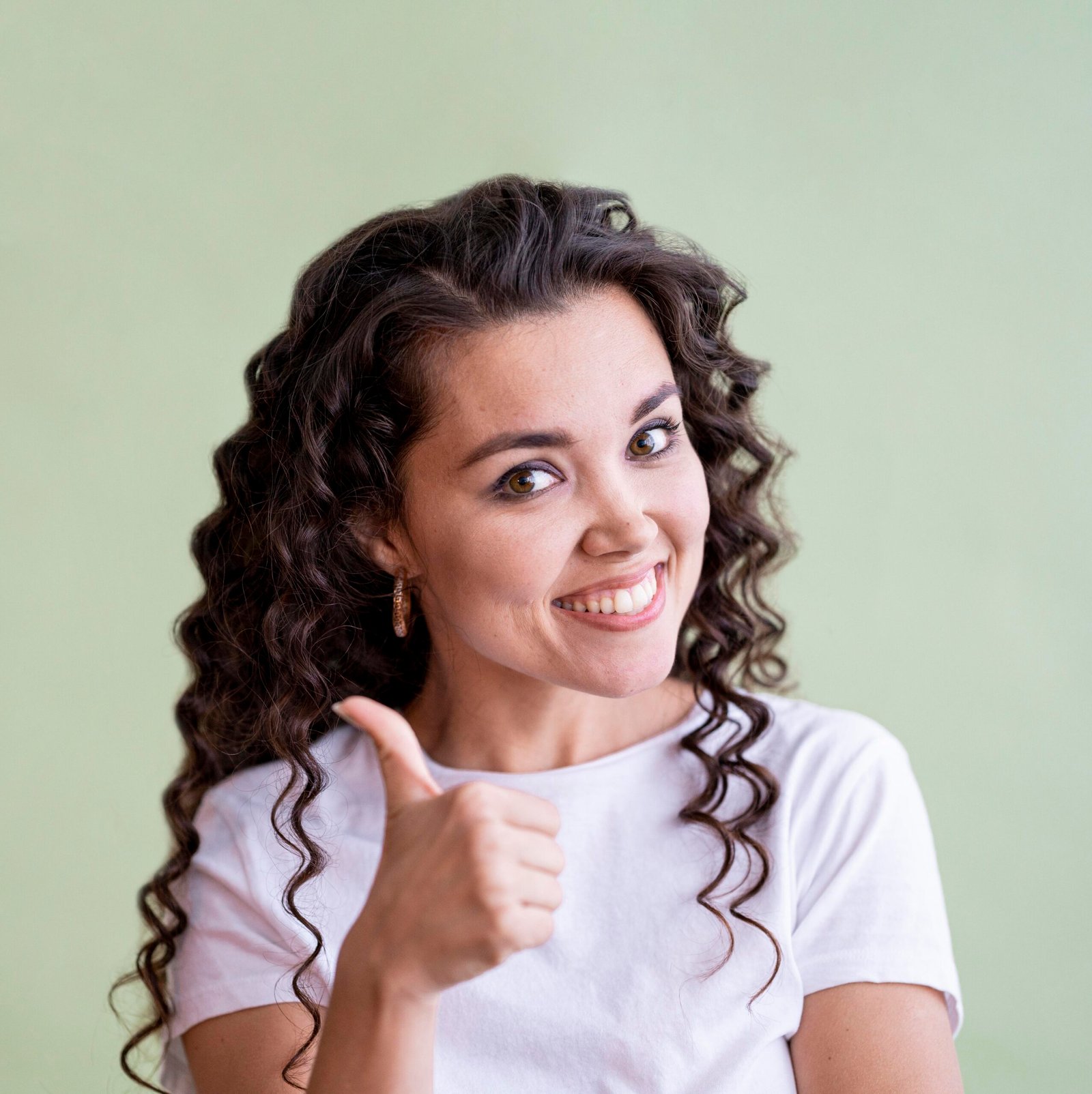 smiley-woman-doing-thumbs-up